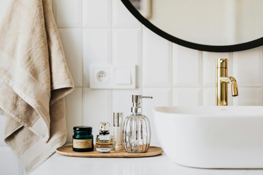 Modern Bathroom Decor With a Vintage Twist